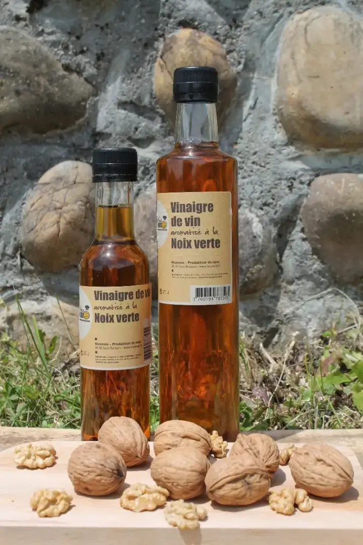 Vinaigre de vin aromatisé à la noix verte 25 cl